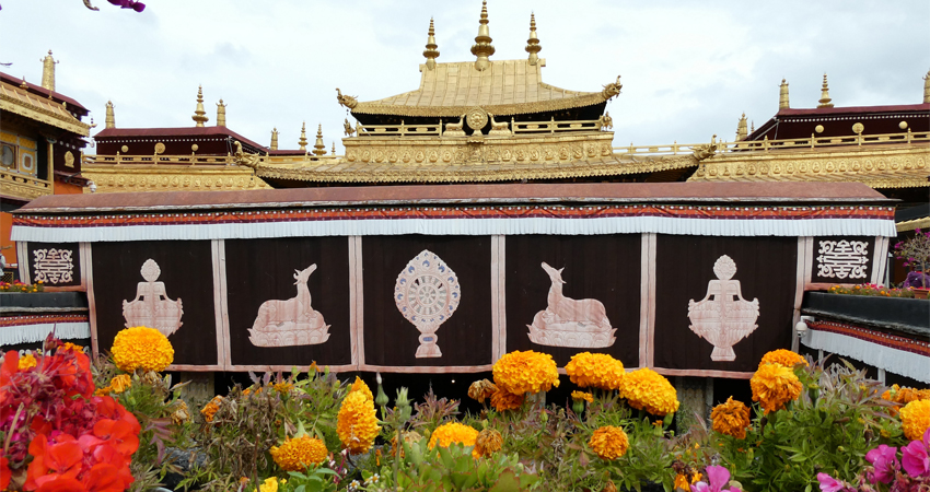 The iconic golden roof of Jokhang Temple