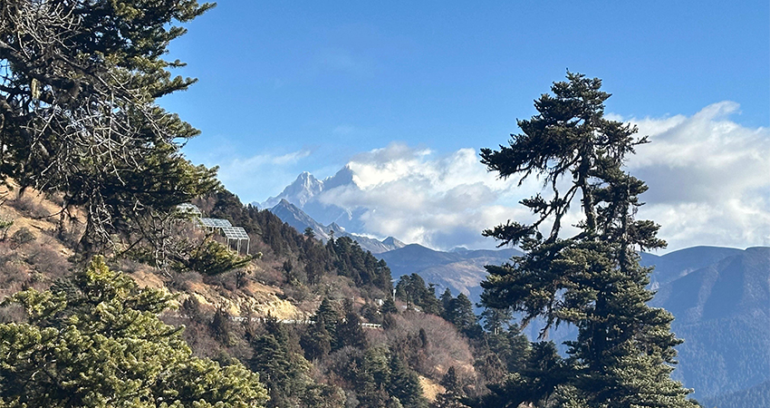 Clear mountain views in Tibet during the mild winter season