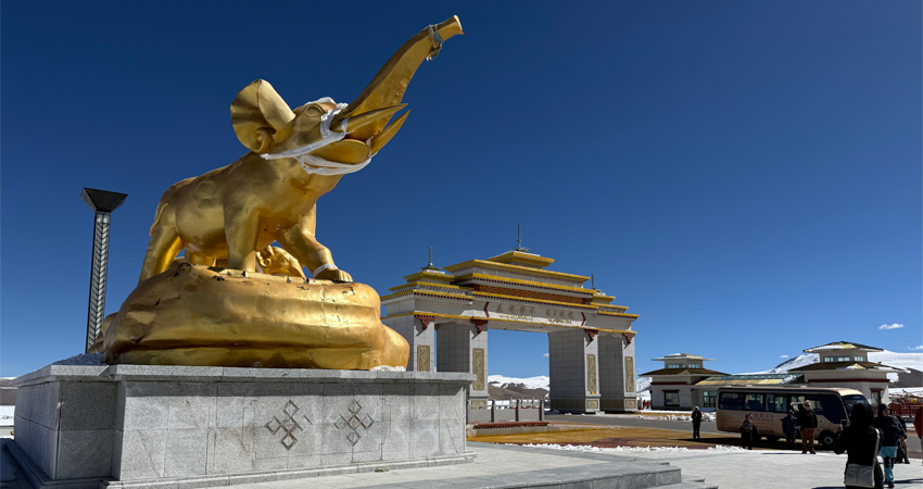 golden elephant statue at Tibet gateway