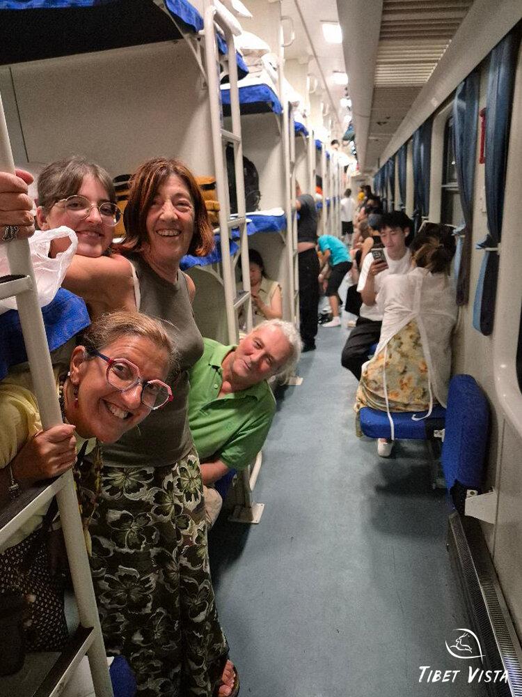 The happy moments on the Qinghai-Tibet train