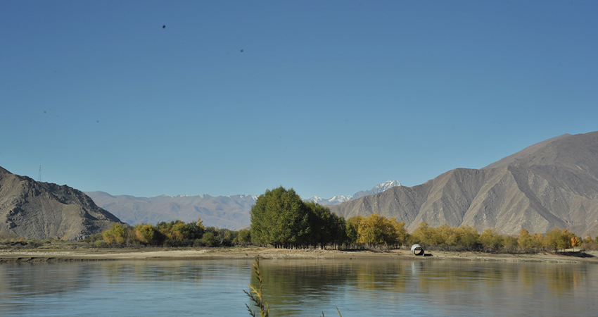 Yarlung Tsangpo River flowing across Tibetan Plateau