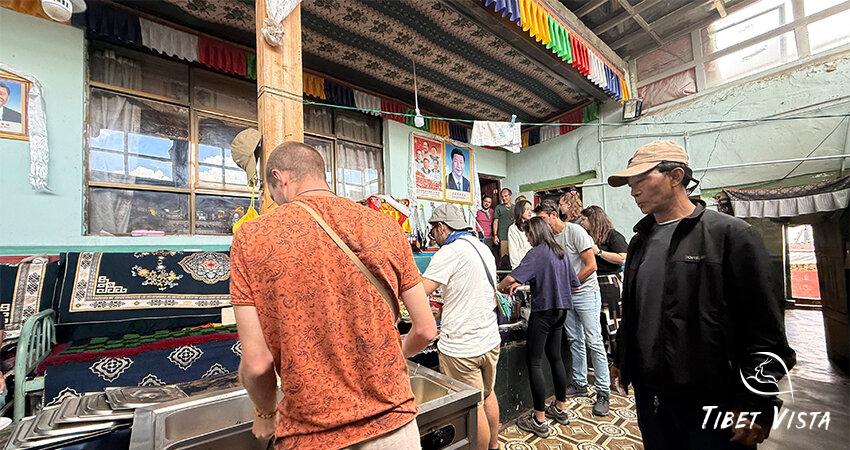 Tourists visited a local Tibetan family and had lunch together