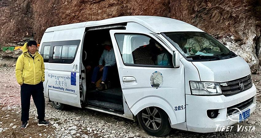 Tour vehicle and driver