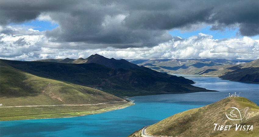 The vast and magnificent view of Yamdrok Lake