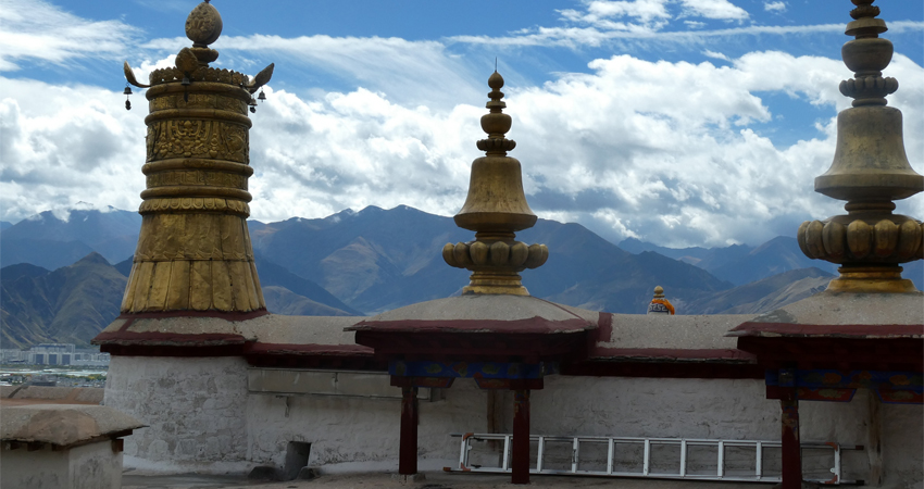the huge Drepung Monastery