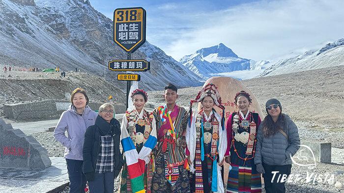 Take photos wearing Tibetan clothing at Mount Everest.