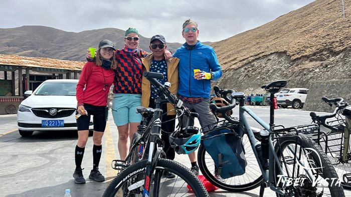 Our guests are on their ways to Yamdrok Lake from Lhasa