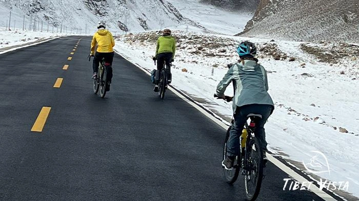 There are snow along the way due to the high altitude of Tibet.