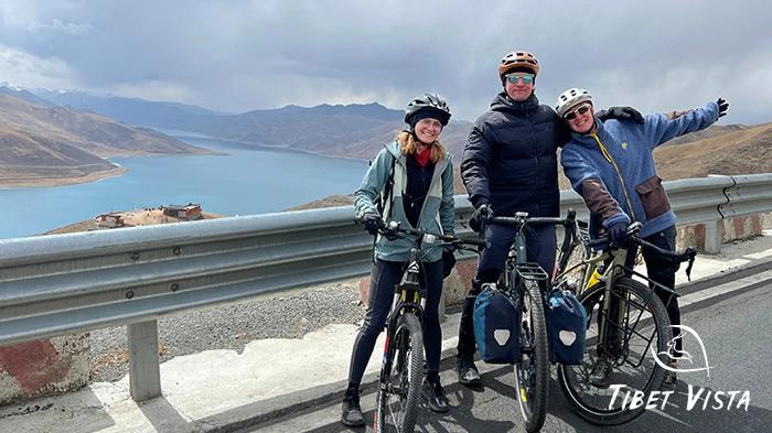 Take photos with Yamdrok lake, one of three holy lakes of Tibet.