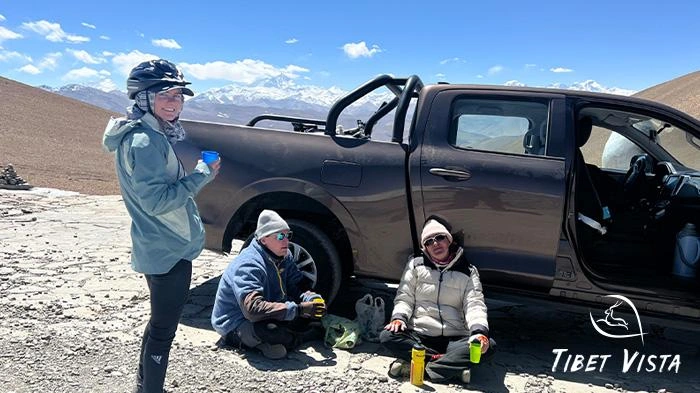 Take a coffee break at Gawula Pass with Mount Everest.