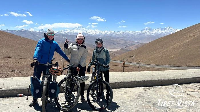 Highlights at Gawula Pass with Mount Everest.