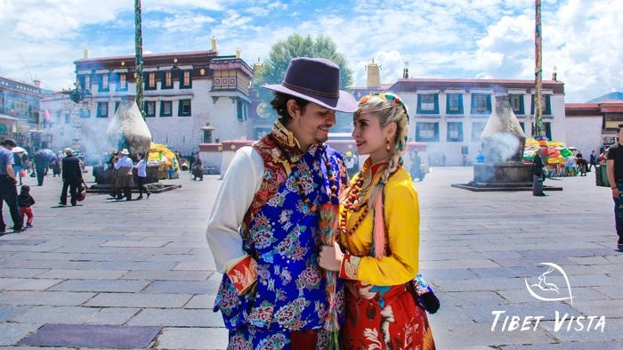 Couples who specially seeks a photo session in Tibetan traditional dress.
