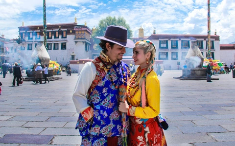 Tibetan Traditional Clothes Experience: How to Enjoy It During a Tibet Tour?