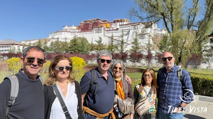Lhasa in April is a perfect combination of spring and summer.