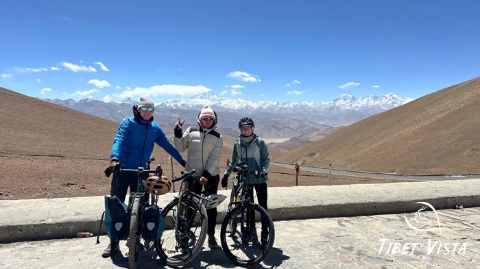 Biking tour at Gawula Pass.