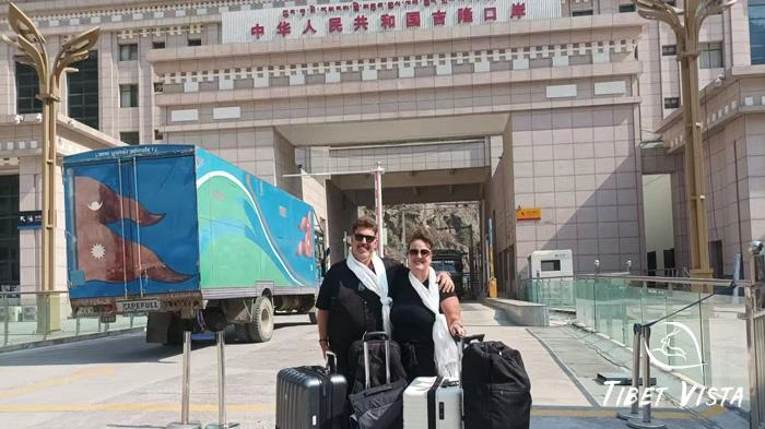 Our customer has completed the Lhasa to Kathmandu tour and is about to cross the border into Kathmandu.