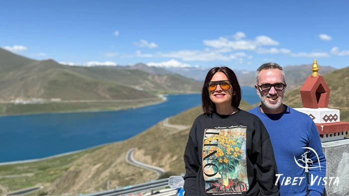 The blue waters of Yamdrok Lake shine under the July sunshine.