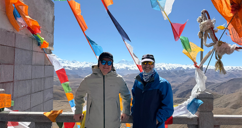 friends with Himalayan view to Everest Base Camp