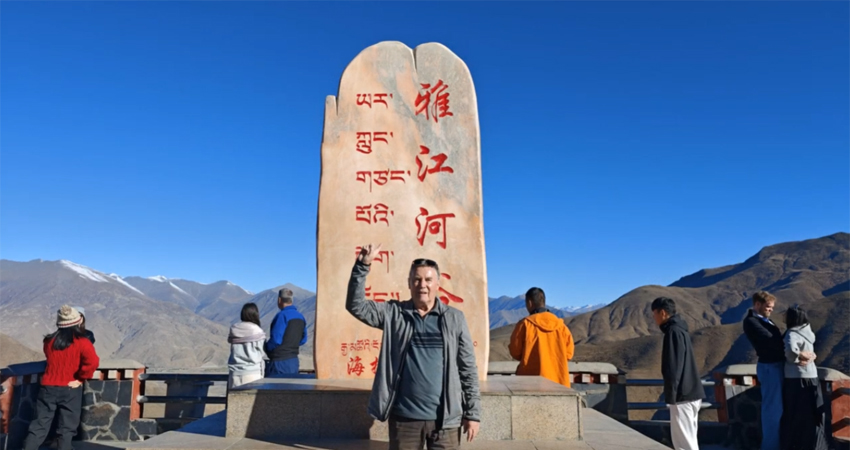 Traveler at Yajiang River Valley viewpoint on the way to Yamdrok Lake