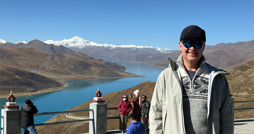 Tourist at Yamdrok Lake with mountains