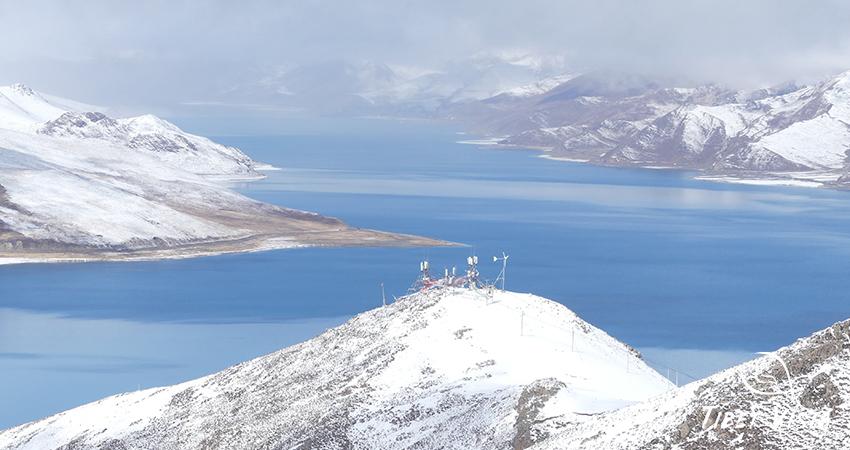magical snow view of the turquoise Yamdrok Lake