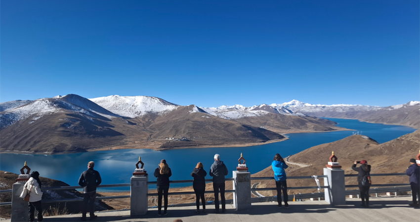 Tourists enjoying the view of Yamdrok Lake in Tibet