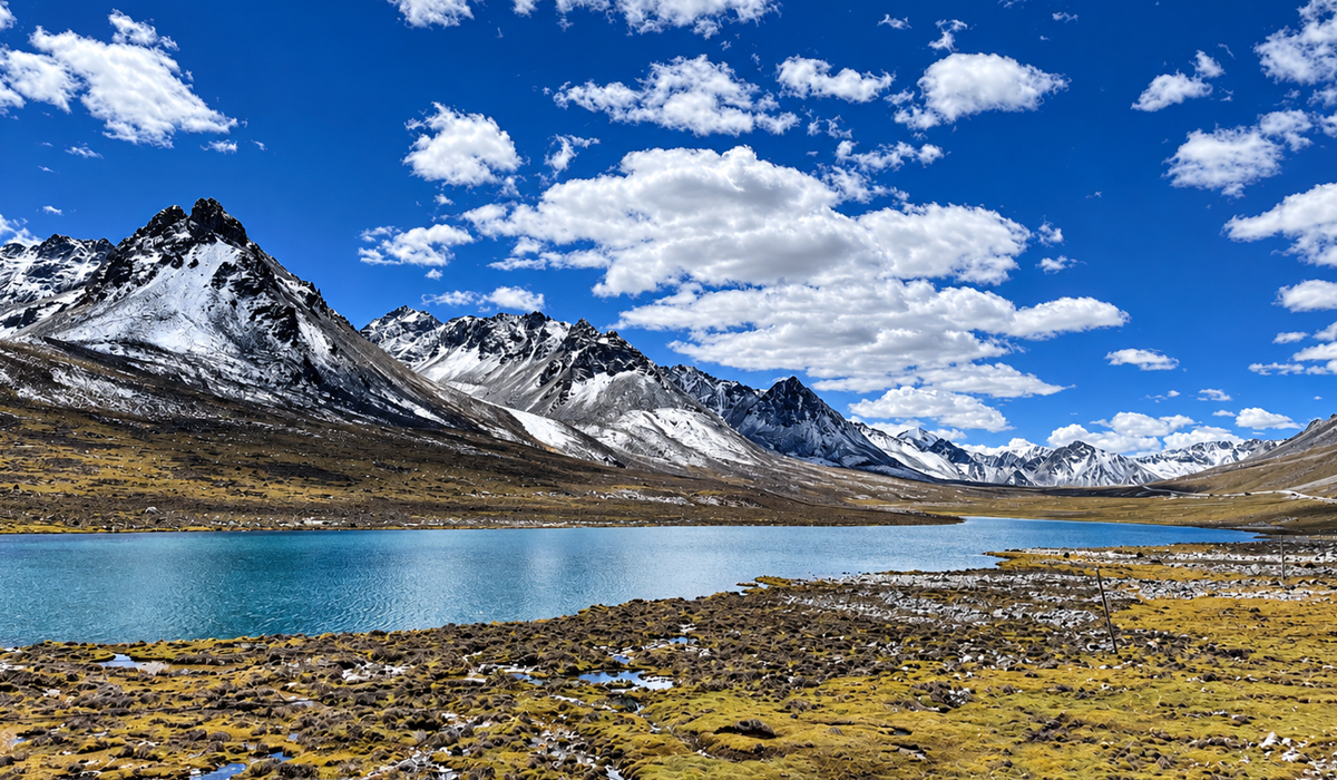 Scenery around Lhamo La-tso
