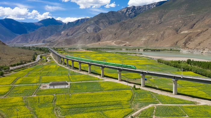 Lhasa to Nyingchi High-speed train