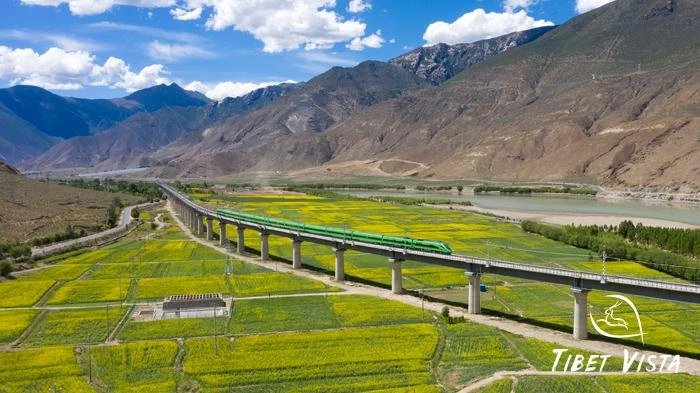 Lhasa to Nyingchi High-Speed train