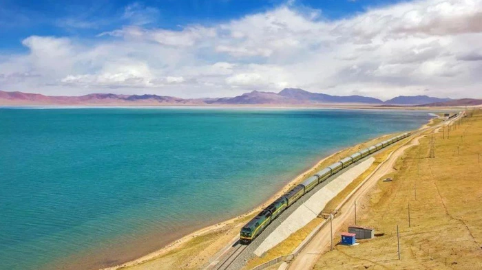 Qianghai-Tibet Railway via Cuo Na Lake
