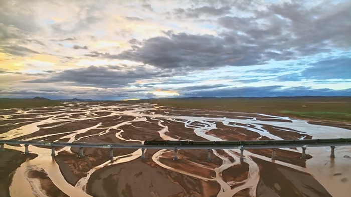 Z8991 Train Passing Tuotuo River on Qinghai-Tibet Railway