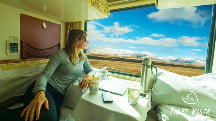  Our guests enjoy the Tibet winter tour by scenic Tibet train