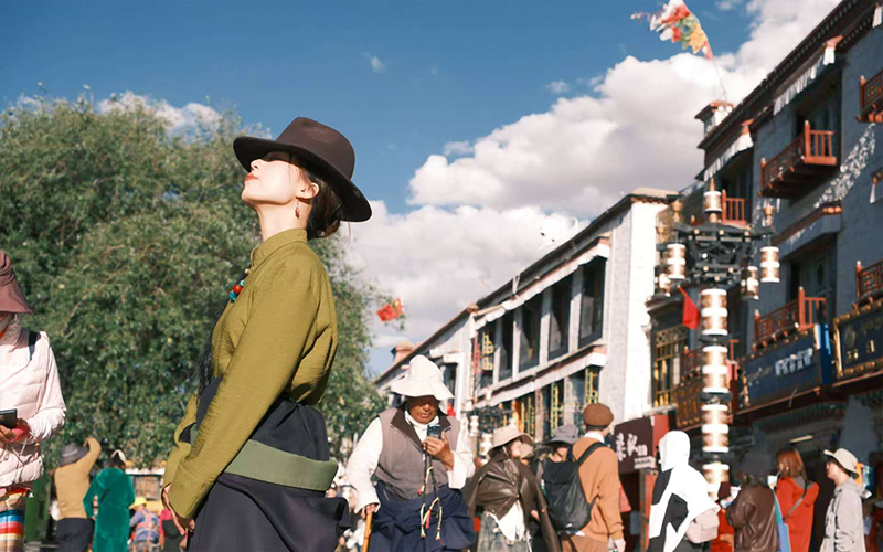 Dress in traditional Tibetan clothing