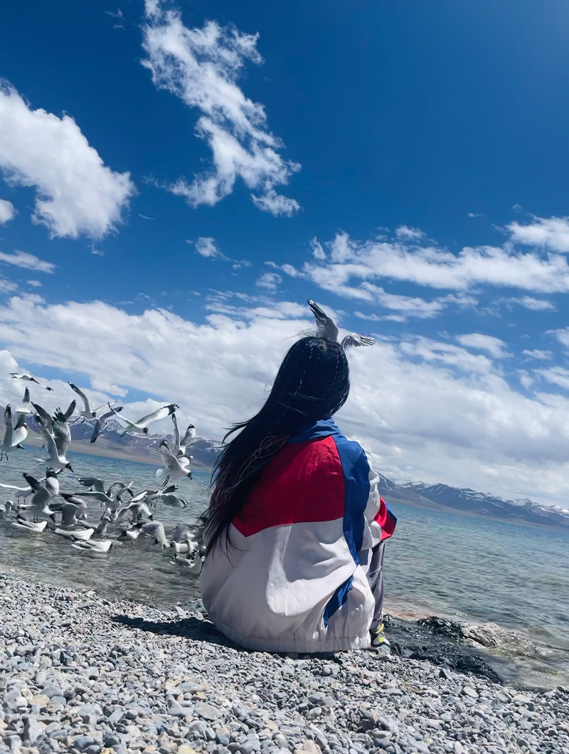 Sit by the shore of Namtso Lake