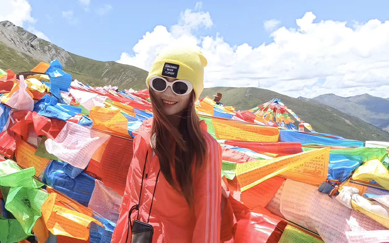 Photo time with the colorful Tibetan prayer flags