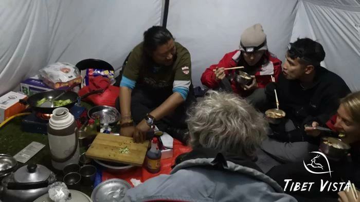 enjoy dinner and chats with our local experts in the tent during trekking