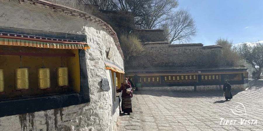 local Tibetans pilgrimages in Drepung Monastery
