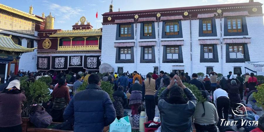 Local Tibetans pilgrimages in Jokhang Temple