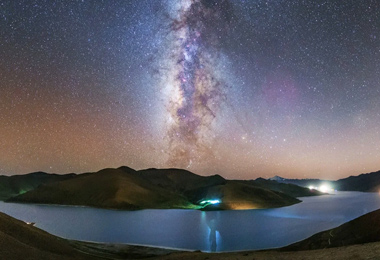 The milky way over Yamdrok Lake