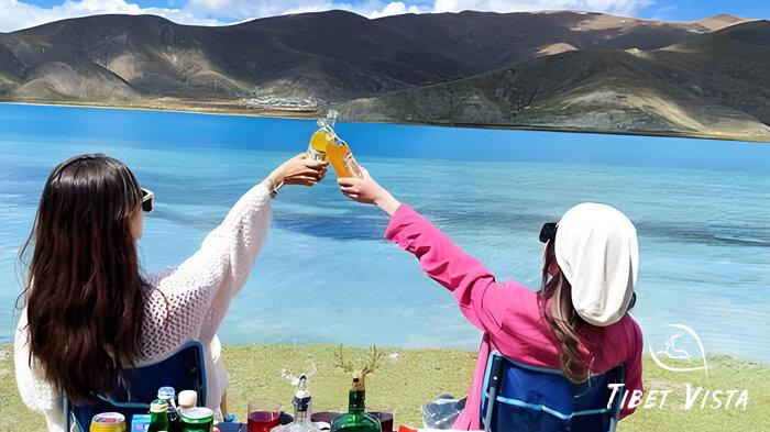 enjoy picnic of Yamdrok Lake