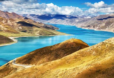 Bathing in sunshine, Yamdrok lake is dispalying its dazzling beauty to visitors both home and abroad.