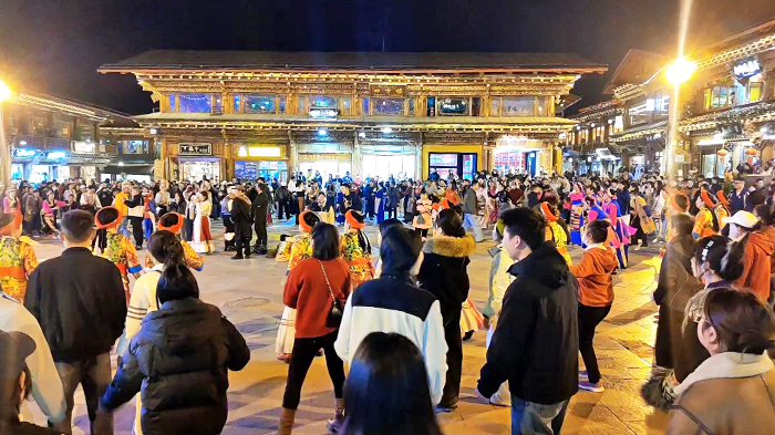Guozhuang dancing lights up the night in Dukezong Ancient Town